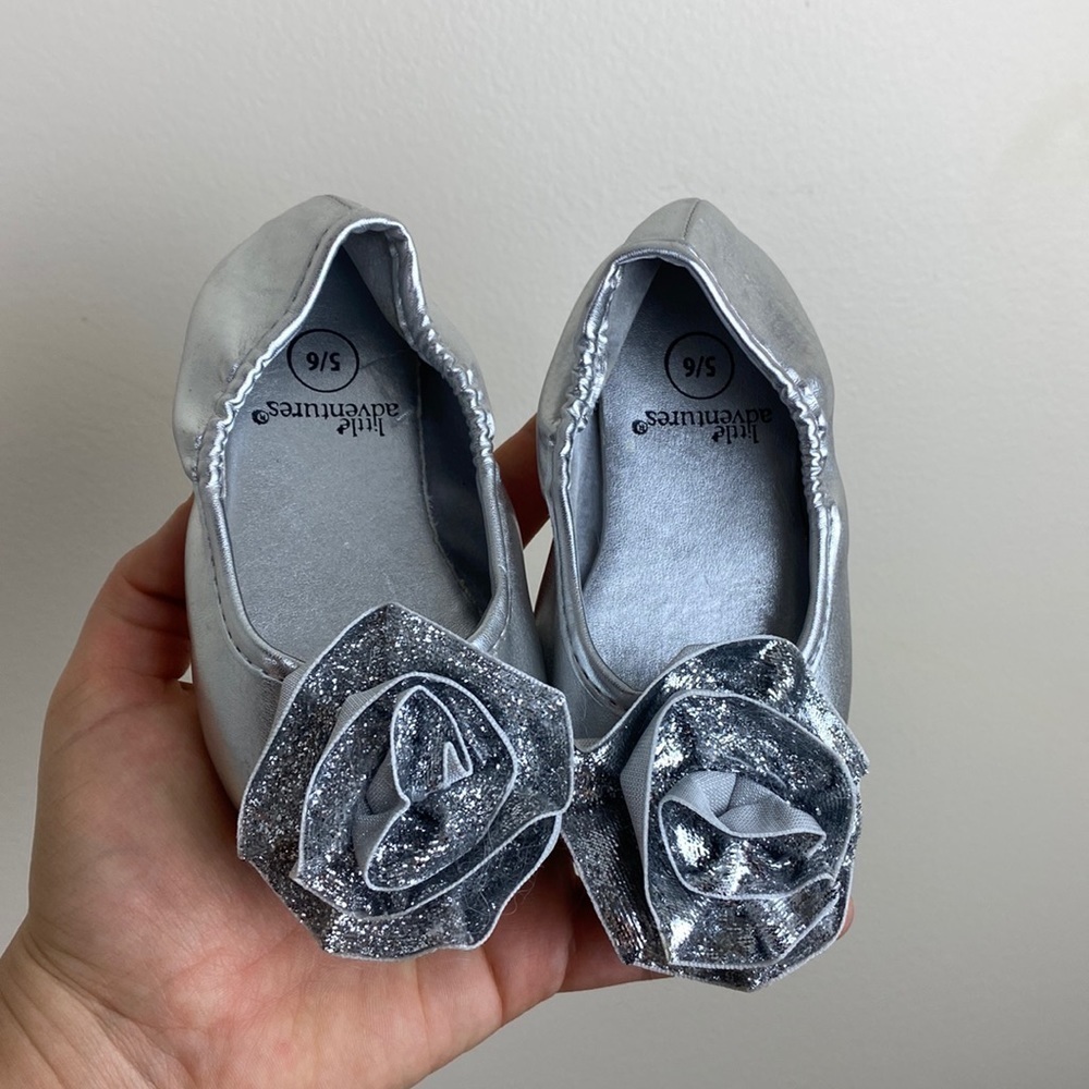 Little Adventures Kids Size 5/6 Silver Slip On Shoes Shinny Bow Like New